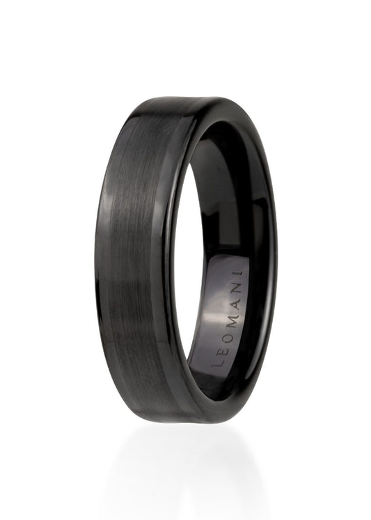 Men's ring Leiw, made of black high-quality ceramics. Sleek and lightweight at 5.71 grams. Width of 6 mm. A classic and popular choice from Men In Style.