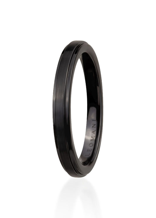 Men’s ring Ser, a black ceramic band, 3mm wide and weighing 2.75 grams. A sleek and stylish accessory from Men In Style.