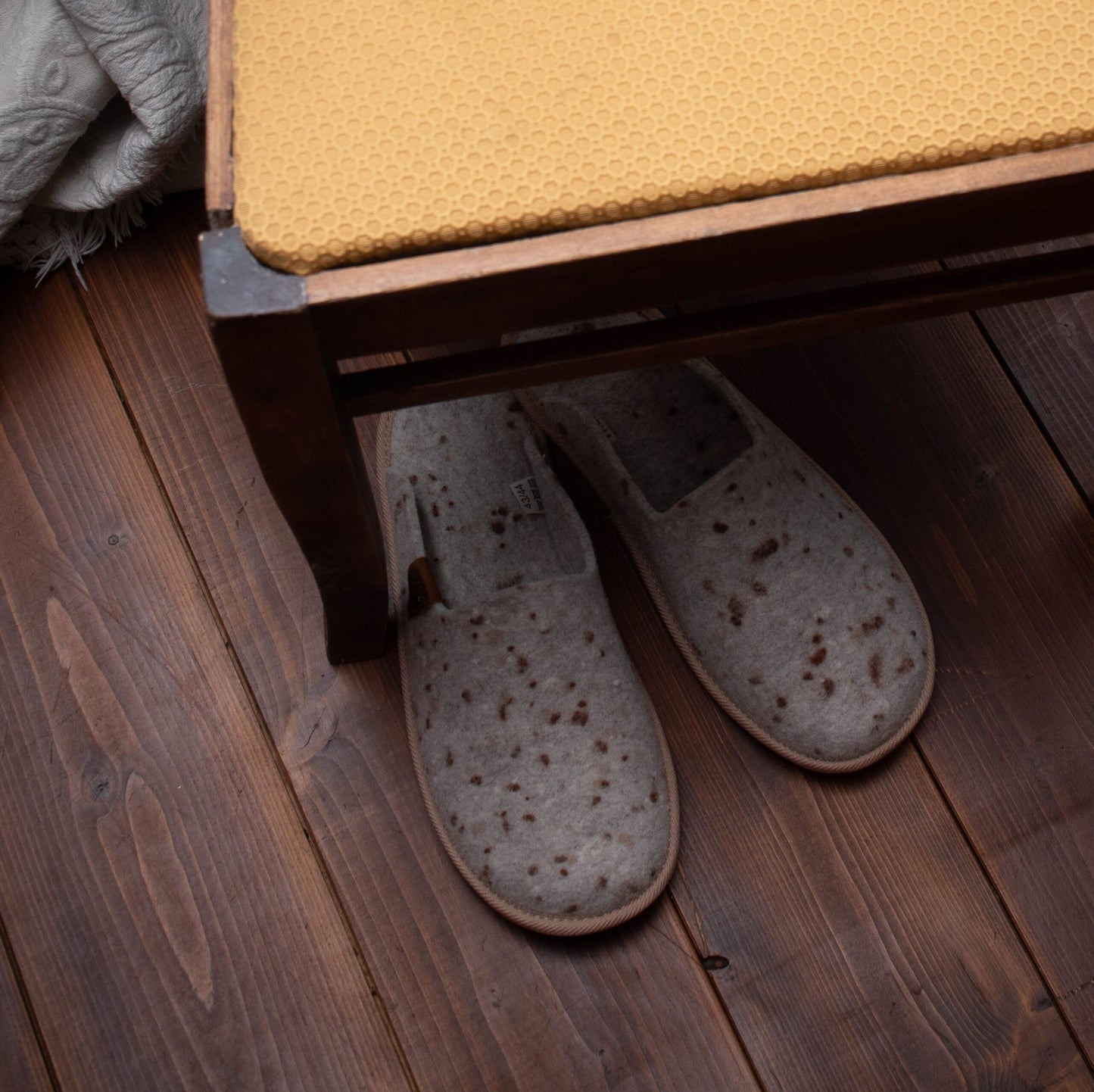 Natural felt slippers Pelsi - Beige with Dots