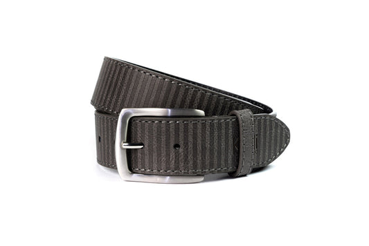 A close-up of a Men's Belt - Anthracite with a Satin Nickel buckle, showcasing its sporty style and preppy design. Handcrafted with top quality leather, this belt is a premium gift option.