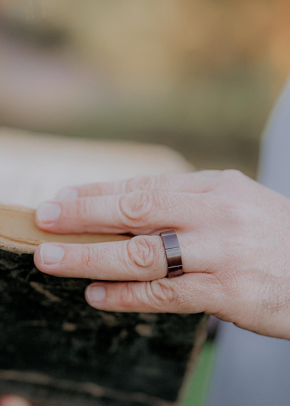 A close-up of a man's hand wearing the Men's ring Leu, a stylish and durable ceramic accessory from Men In Style.