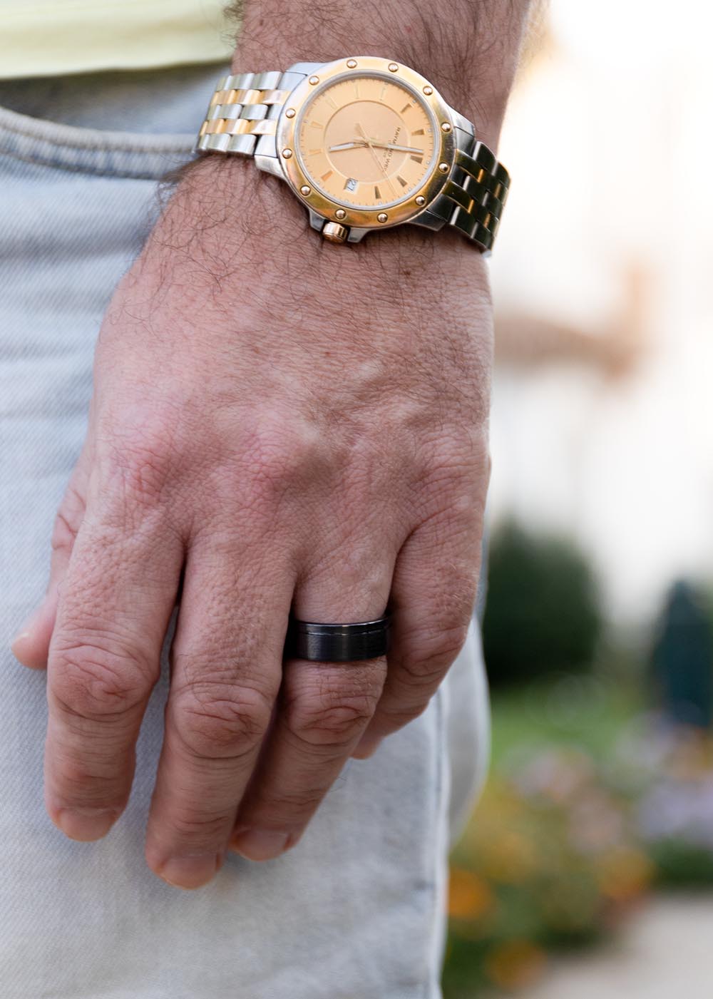 A person wearing the Men's ring Lion, a stylish and durable ceramic accessory from Men In Style. Perfect for everyday wear or as a unique gift for the discerning gentleman.