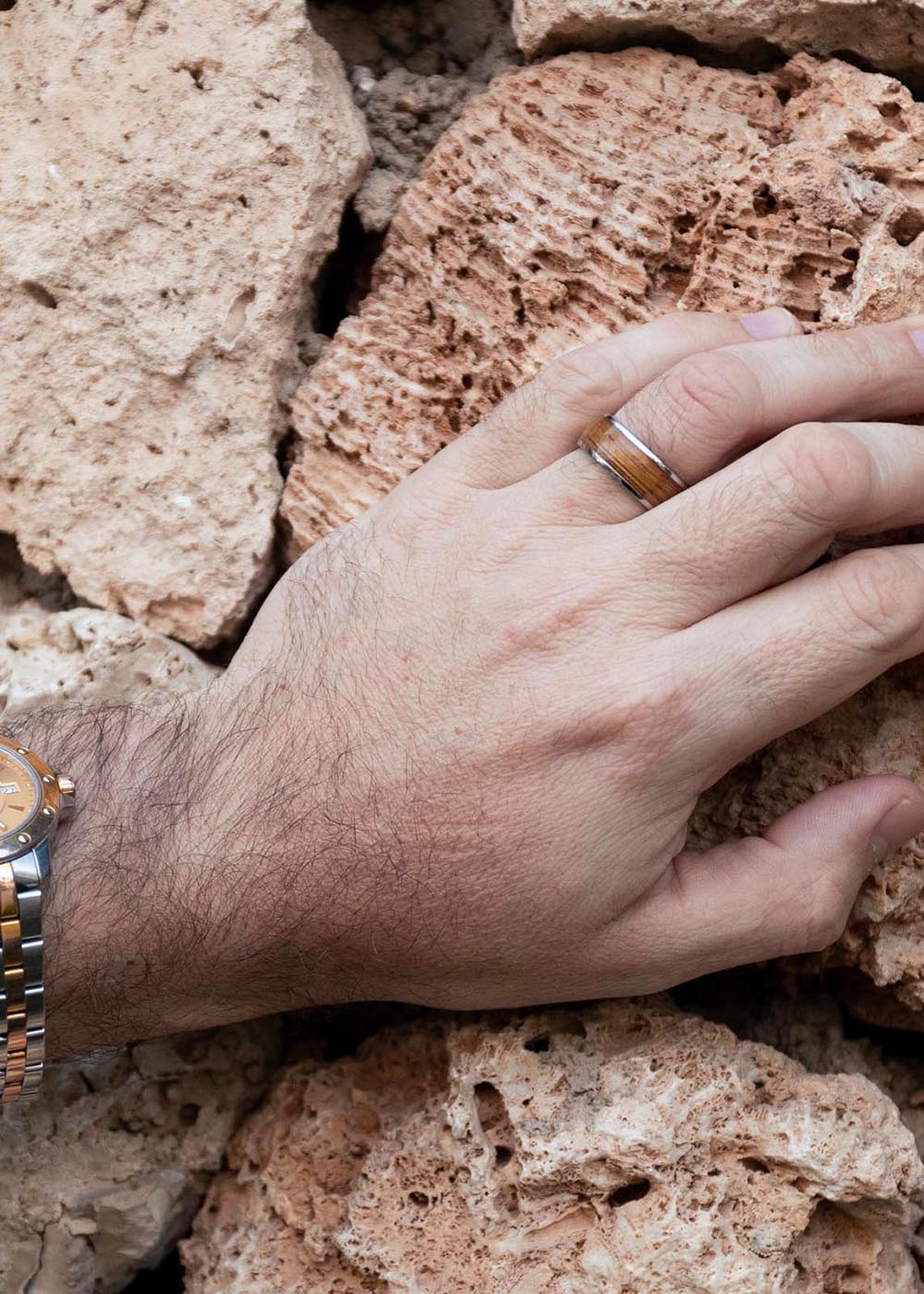 Men's ring Riona, a hand with a ring on it, stainless steel and natural veneer. Elevate your style with this enduring piece from Men In Style.