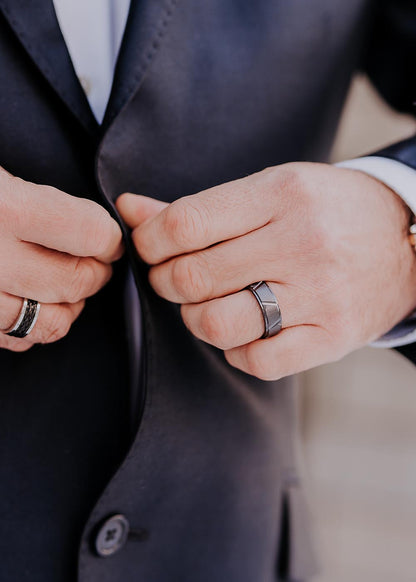 A man wearing the Men's ring Tau, a black ceramic ring, showcasing contemporary elegance and lasting durability.