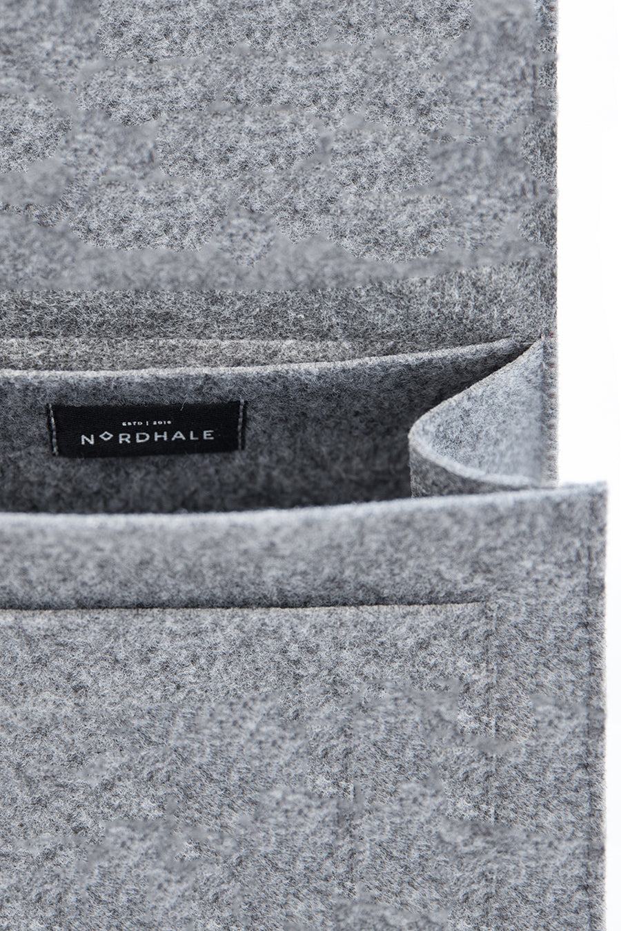 Backpack - Grey: A close-up of a durable felt bag with a label. Practical, stylish, and eco-friendly, perfect for your modern lifestyle.