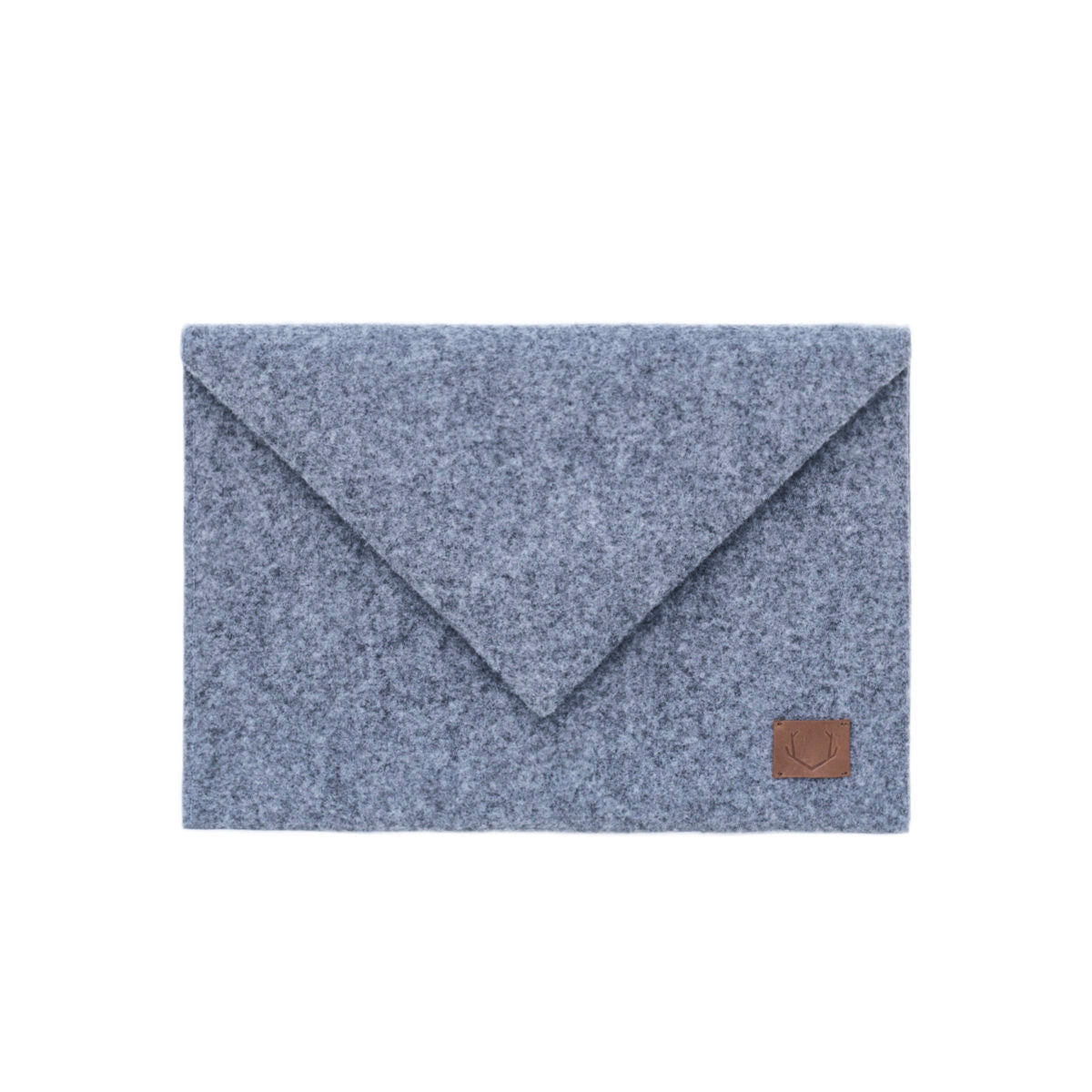 Envelope style laptop bag in grey, made from durable recycled PET felt. Fits 13"-16" laptops, lightweight and weatherproof. Handmade in Europe with attention to detail. Magnetic snap closure for easy access. Elevate your everyday carry with this sleek and sustainable accessory from Men In Style.