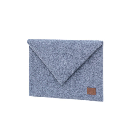 Envelope style laptop bag in grey, made from durable recycled PET felt. Fits 13"-16" laptops perfectly. Lightweight and handmade in Europe. Magnetic snap closure for easy access. Elevate your everyday carry with this sleek and minimalist design from Men In Style.