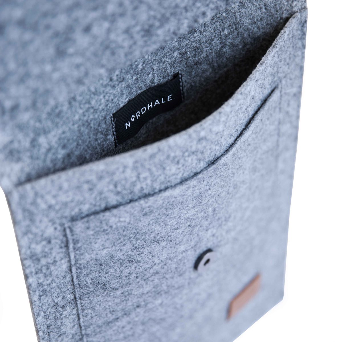 A close-up of a grey felt pocket on the Slim fit envelope sleeve for Macbook Air & Pro - 15" Grey.