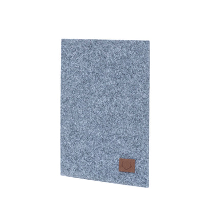 Slim fit sleeve for Macbook Air & Pro - 15" Grey: A rectangular object with a brown patch, featuring a close-up of a grey carpet and a fabric.