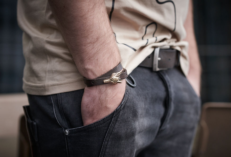 A bronze-finished double wrap leather bracelet with a wolf buckle. Adjustable in three lengths: Small (13-16 cm), Medium (16-19 cm), and Large (19-23 cm). The bracelet features 5 snap options for customization.